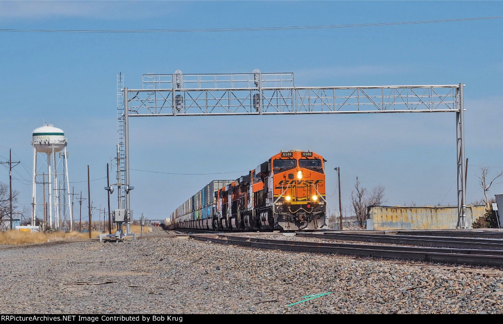 BNSF 6586 with westbound stacks under the signal bridge at Pampa